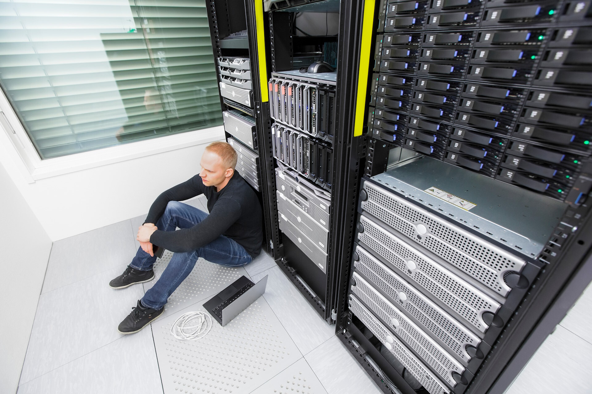 Operare internă versus colocare servere. Riscuri de downtime