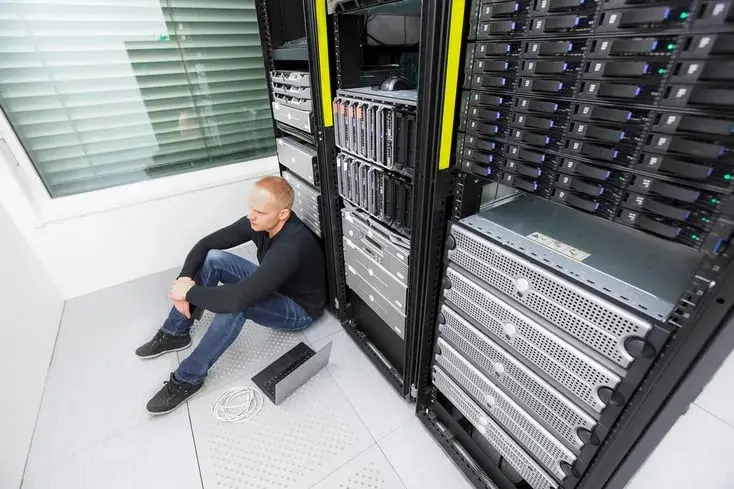 Operare internă versus colocare servere. Riscuri de downtime