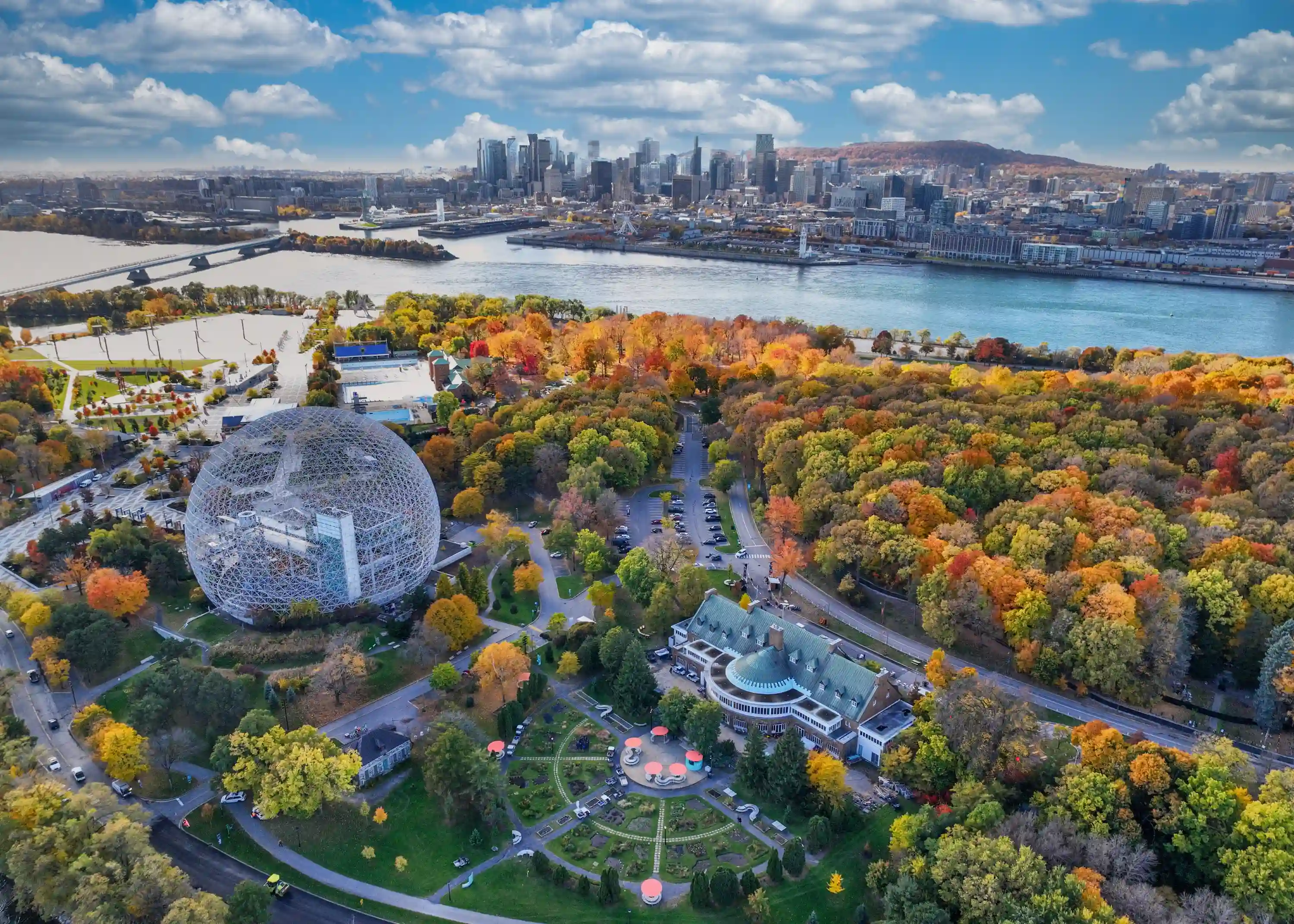 Montreal, with autumn woods before the city center